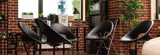 empy chairs in a pelasing meeting room